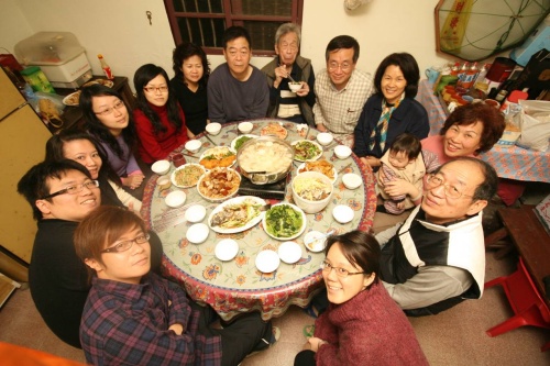 Naujuosius metus Kinijoje būtina sutikti su savo šeima prie gausiai vaišėmis nukrauto šventinio stalo