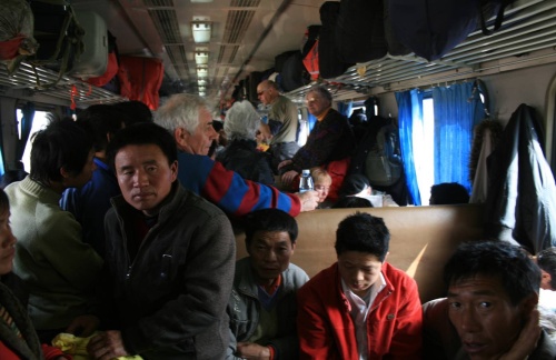Likus maždaug savaitei iki šventės visoje Kinijoje žmonės masiškai ima grįžti namo iš miestų, kuriuose dirba. 