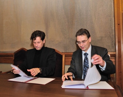 Sutartį pasirašė UAB koncerno„MG Baltic“ prezidentas Darius Juozas Mockus ir VU l.e.p. rektorius prof. Jūras Banys.V.Naujiko nuotr.