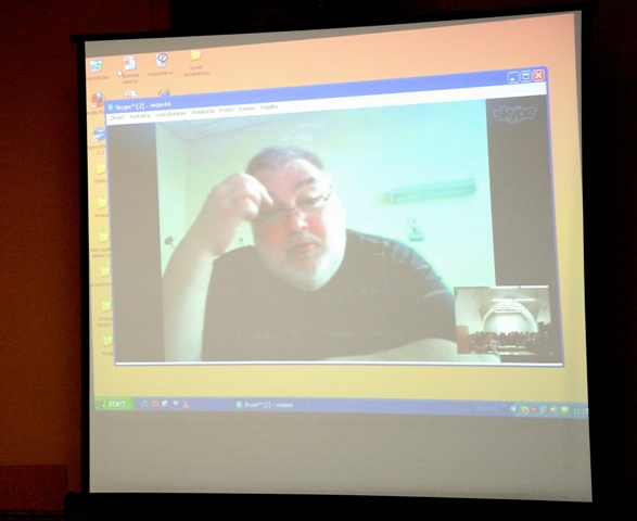 Studentai ir profesorius bendravo naudodamiesi „Skype“ programa. V. Naujiko nuotr.