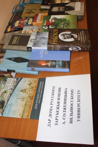 Svečiai VU bibliotekai padovanojo 300 naujų knygų rusų kalba apie meną, istoriją, kultūrą bei literatūrą. P.Lavrinec nuotr. 