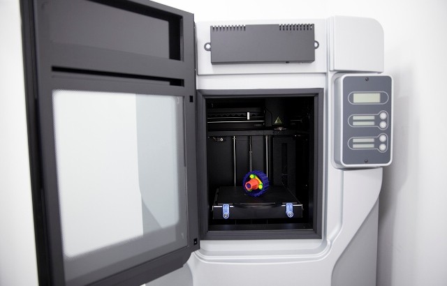 3D spausdinimas – trimačių objektų kūrimas specialia programine įranga ir jų spausdinimas 3D spausdintuvu. VU Bibliotekos nuotr.