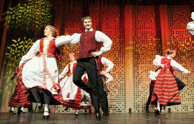 Dviejų kolektyvų studentus jungia meilė ir pagarba lietuvių tautinam šokiui, dainai, muzikai. Organizatorių nuotr.