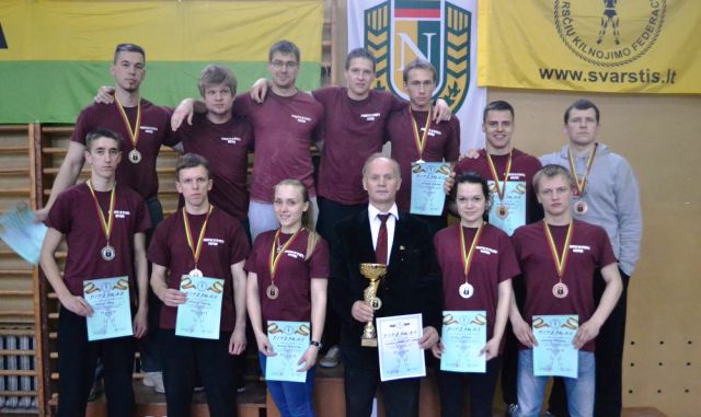 VU svarsčių kilnojimo komanda antrus metus iš eilės pasipuošė Lietuvos čempionato sidabru. SSC archyvo nuotr.