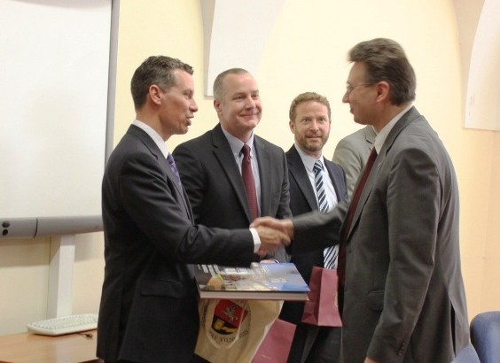 „Thermo Fisher Scientific“ bioproduktų diviziono prezidentas Gregas Herrema patvirtino, kad kompanija aktyvina bendradarbiavimą su savo partneriu Vilniaus universitetu. E. Jaseliūno nuotr.