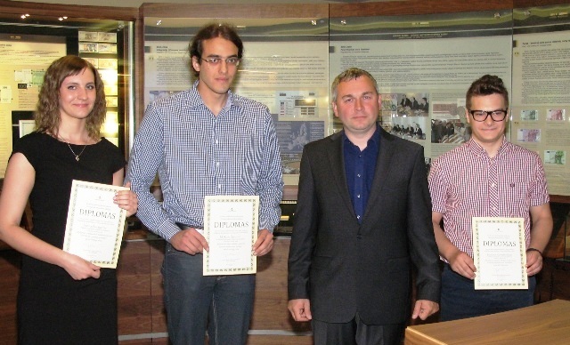 Konkurso nugalėtojai: J. Latakaitė, M. Šuminas, J. Karmelavičius kartu su R. Kuodžiu. Organizatorių nuotr.