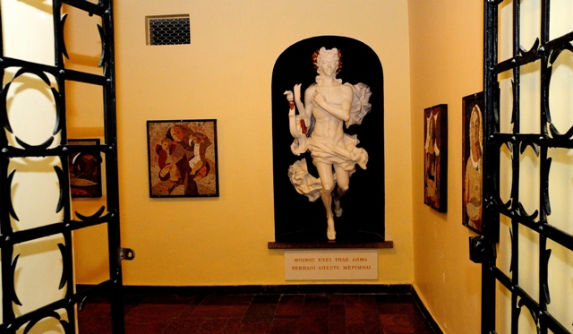 Domus Philologia (Filologijos fakultete) pirmajame aukšte, keliaujant į Klasikinės filologijos katedrą, pasitinka nišoje stovinti Apolono skulptūra. V. Naujiko nuotr.