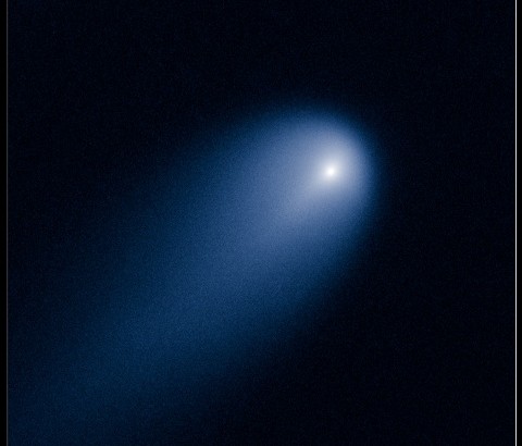Kometa ISON C/2012 S1. 2013 m. balandžio mėnesį jau su gražia uodega ją nufotografavo Hablo teleskopas