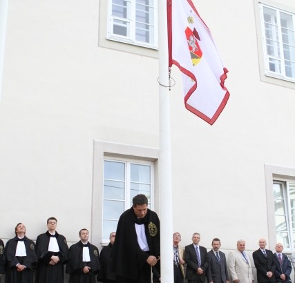 VU vėliavą, simboliškai žyminčią naujų studijų ir mokslo metų pradžią, iškėlė Medicinos fakulteto dekanas prof. Algirdas Utkus. V. Jadzgevičiaus nuotr.