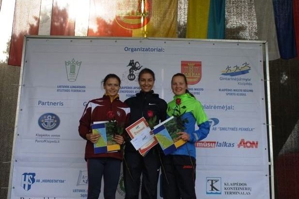 Rasai Batulevičiūtei (pirma iš kairės) jūrmylės bėgime sekėsi geriausiai - mergina iškovojo III vietą. L. Naujoko nuotr. (ve.lt)