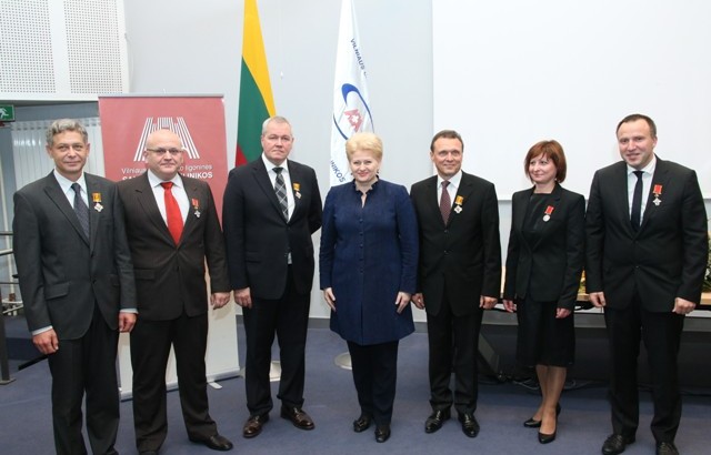 LR Prezidentė D. Grybauskaitė apsilankė Vilniaus universiteto ligoninės Santariškių klinikose ir įteikė valstybės apdovanojimus medikams, šiemet atlikusiems dvi pirmąsias pasaulyje sudėtingas mažai invazines širdies operacijas. Dž. G. Barysaitės nuotr.
