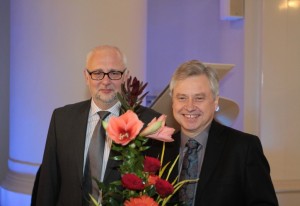 Švietimo ir mokslo ministras Dainius Pavalkis pasveikino profesorių Joną Žmuidziną. V. Jadzgevičiaus nuotr.
