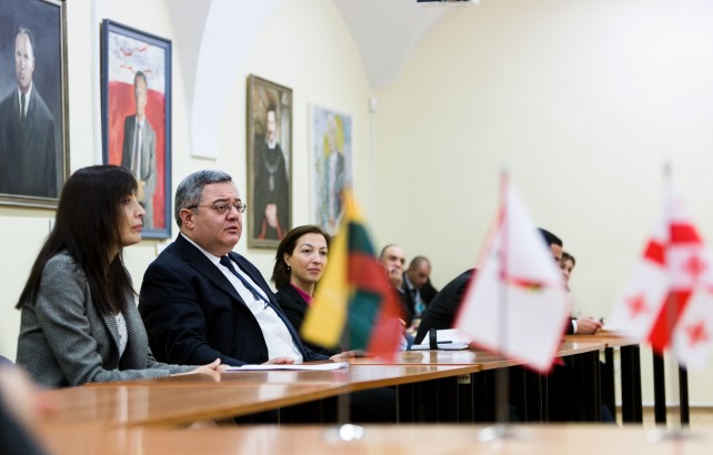 Gruzijos parlamento pirmininkas Davidas Usupašvilis su delegacija viešėjo Vilniaus universitete. E. Kurausko nuotr.