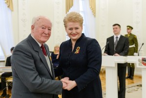 Dalia Grybauskaitė sveikina prof. habil. dr. Petrą Visocką. R. Dačkaus nuotr.