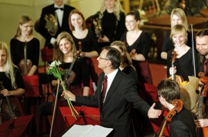 Orkestro meno vadovas ir dirigentas – Paulius Bernardas Koncė. Nuotrauka iš VU kamerinio orkestro archyvo