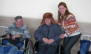 Dr. Urtė Lina Orlova dovanomis džiaugiasi kartu su senoliais. Nuotrauka iš organizatorių archyvo