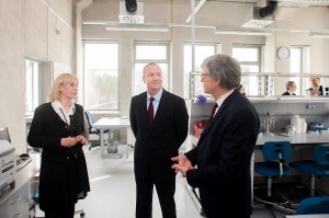 Iš kairės: prof. Edita Sužiedelienė, Mitchas Kennedy ir prof. Eugenijus Butkus. „Thermo Fisher Scientific“ nuotrauka