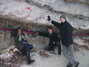 Kreidos ir paleogeno periodų riba Stevns Klint  vietovėje Danijoje. A. Spiridonovas (viduryje) nurodo į „žuvų sluoksnį“, praturtintą iridžiu, kuris susidarė žemei susidūrus su asteroidu prieš 66 mln. metų. Strėle parodytos geocheminių ir paleomagnetinių bandinių paėmimo vietos. Nuotrauka iš asm. archyvo 