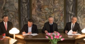 Vilniaus universiteto fondo įsteigimo sutarties pasirašymas. V. Jadzgevičiaus nuotrauka