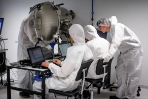 Mokslininkai dirba prie Lituanica SAT-2 palydovo. Bendrovės „NanoAvionics“ nuotr. 