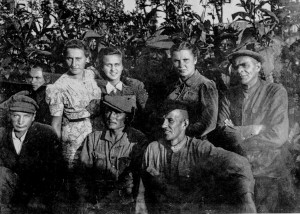 Sovietų karo tribunolo nuteistas A. Kentra (sėdi pirmas iš kairės) Vilniaus Rasų lageryje, 1947 m. 