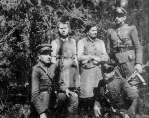 Trys A. Kentros broliai – Rūtenis (stovi), Tauras (priklaupęs), Sakalas (sėdi), sesuo Snaigė ir mama, slapyvardžiu Motinėlė, 1949 m.