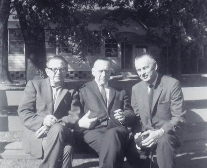 Bronys Raila su Algirdu Greimu ir Vytautu Gedgaudu – Santaros-Šviesos suvažiavime Tabor Farmoje, JAV. Apie 1960m. Maironio lietuvių literatūros muziejaus archyvo nuotr.